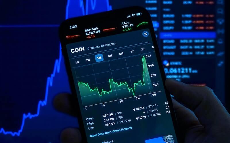 Persona al teléfono haciendo una inversión en acciones y participaciones