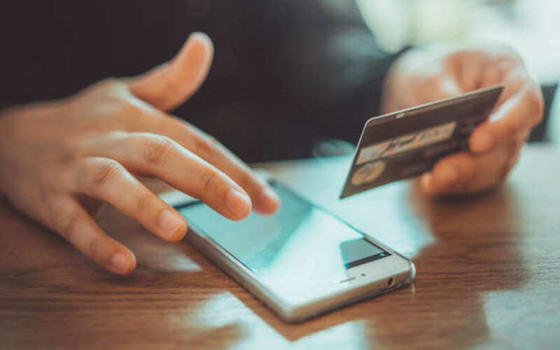 persona que usa la aplicación de presupuesto con su cuenta bancaria