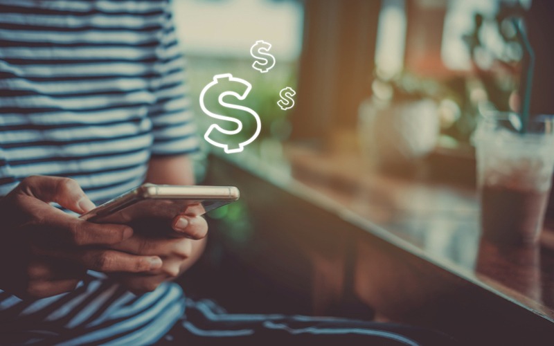 persona ahorrando dinero usando una aplicación gratuita